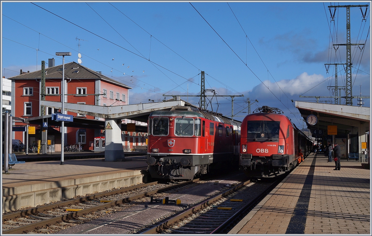 Mein erstes Bild im neuen Jahr ist auch gleich ein internationales: Während die SBB Re 4/4 II 11124 mit einem SBB IC 4 von Singen nach Zürich ihren Startbahnhof verlässt, übernimmt die ÖBB 1116 279 den IC 4 (Zugnummer 280) von Zürich kommend, zur Weiterfahrt nach Stuttgart. 2. Jan. 2018