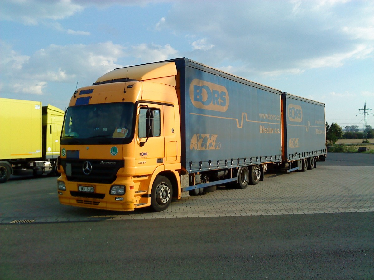 Mercedes-Benz Actros Hngerzug mit Pritsche-Planen-Aufbau der Spedition Bors auf dem Autohof in Grnstadt am 25.06.2014