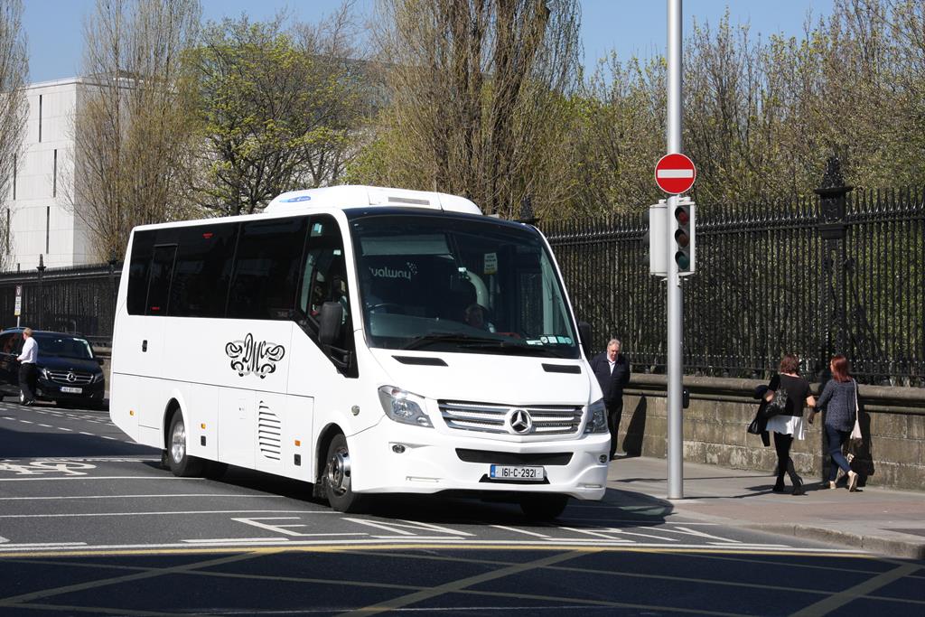 Mercedes Benz Klein Reisebus der Fa. DMC am 8.4.2017 in Dublin in Irland.