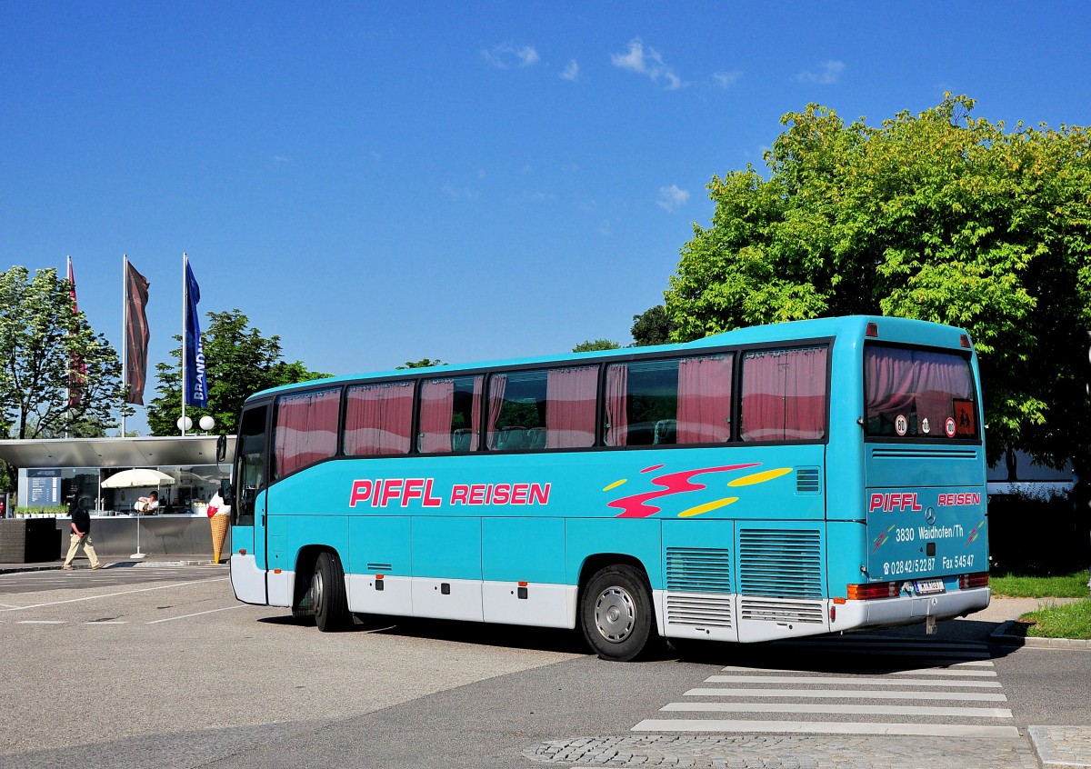 Mercedes Benz O 404 von PIFFL Reisen / Wien am 17.6.2013 in Krems unterwegs.