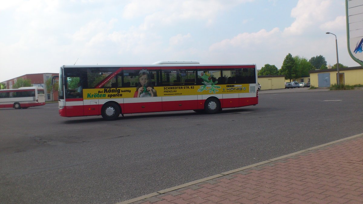 .....Mercedes Benz O560 Intouro...wartet in Schwedt am Bahnhof um die Fahrgste aufzunehmen  mit der Werbung fr Renault Knig 