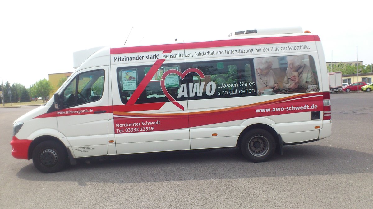 Mercedes Benz Sprinter UM VG 163....am Busbahnhof in Schwedt mit der Werbung fr die AWO