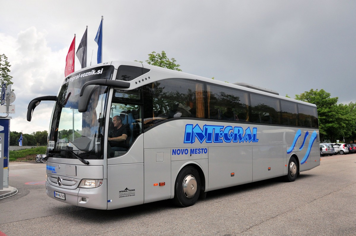 Mercedes Benz Tourismo von Integral.si am 31.Mai 2014 in Krems.