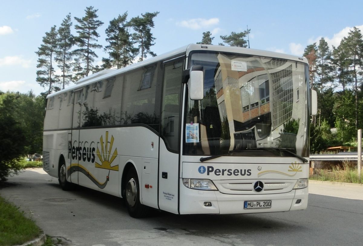 Mercedes-Benz Tourismo RH (Baujahr 2009) von Perseus-Reisen aus Neumarkt-St. Veit. 51 Schlafsessel (zustzl. 2 Reiseleitersitze mglich) sind in diesem Hochboden-Kombibus verbaut, sein Antrieb besteht aus einem Reihensechszylinder von MB, Typ OM 457 hLA (BlueTec5), mit 260 kW (354 PS) und dem ebenfalls hauseigenen Schaltgetriebe GO 190-6.
Diese Aufnahme fertigte ich am 3. 8. 2014 auf Perseus' Abstellplatz in Waldkraiburg an.