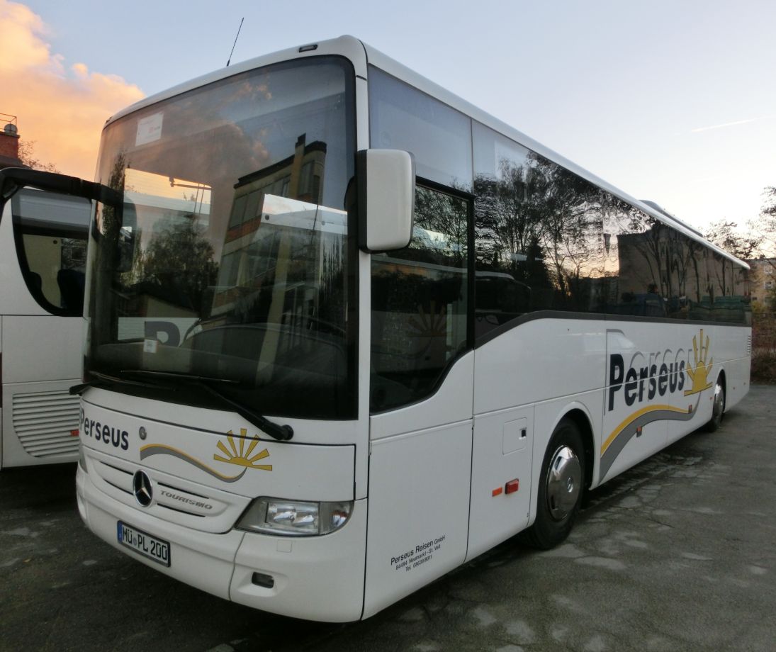 Mercedes-Benz Tourismo RH (Baujahr 2009) von Perseus-Reisen aus Neumarkt-St. Veit. 51 Schlafsessel (zustzl. 2 Reiseleitersitze mglich) sind in diesem Hochboden-Kombibus verbaut, sein Antrieb besteht aus einem Reihensechszylinder von MB, Typ OM 457 hLA (BlueTec5), mit 260 kW (354 PS) und dem ebenfalls hauseigenen Schaltgetriebe GO 190-6.
Am Abend des 3. 11. 2013 habe ich ihn auf Perseus' Abstellplatz in Waldkraiburg abgelichtet.