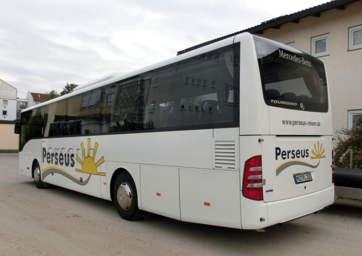 Mercedes-Benz Tourismo RH (Baujahr 2009) von Perseus-Reisen aus Neumarkt-St. Veit. 51 Schlafsessel (zustzl. 2 Reiseleitersitze mglich) sind in diesem Hochboden-Kombibus verbaut, sein Antrieb besteht aus einem Reihensechszylinder von MB, Typ OM 457 hLA (BlueTec5), mit 260 kW (354 PS) und dem ebenfalls hauseigenen Schaltgetriebe GO 190-6.
Diese Aufnahme entstand am 29. 9. 2013 auf dem Waldkraiburger Abstellplatz von Perseus.