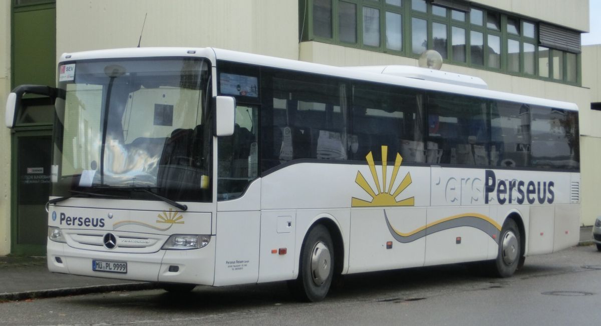 Mercedes-Benz Tourismo RH (Baujahr 2010) von Perseus-Reisen aus Neumarkt-St. Veit. 51 Schlafsessel (zusätzl. Reiseleitersitz möglich) sind in diesem Hochboden-Kombibus verbaut, sein Antrieb besteht aus einem Reihensechszylinder von MB, Typ OM 457 hLA (BlueTecEEV), mit 260 kW (354 PS) und dem ebenfalls hauseigenen Schaltgetriebe GO 190-6.
Diese Aufnahme entstand am 17. 10. 2014 vor dem Bahnhof in Mühldorf/Inn.