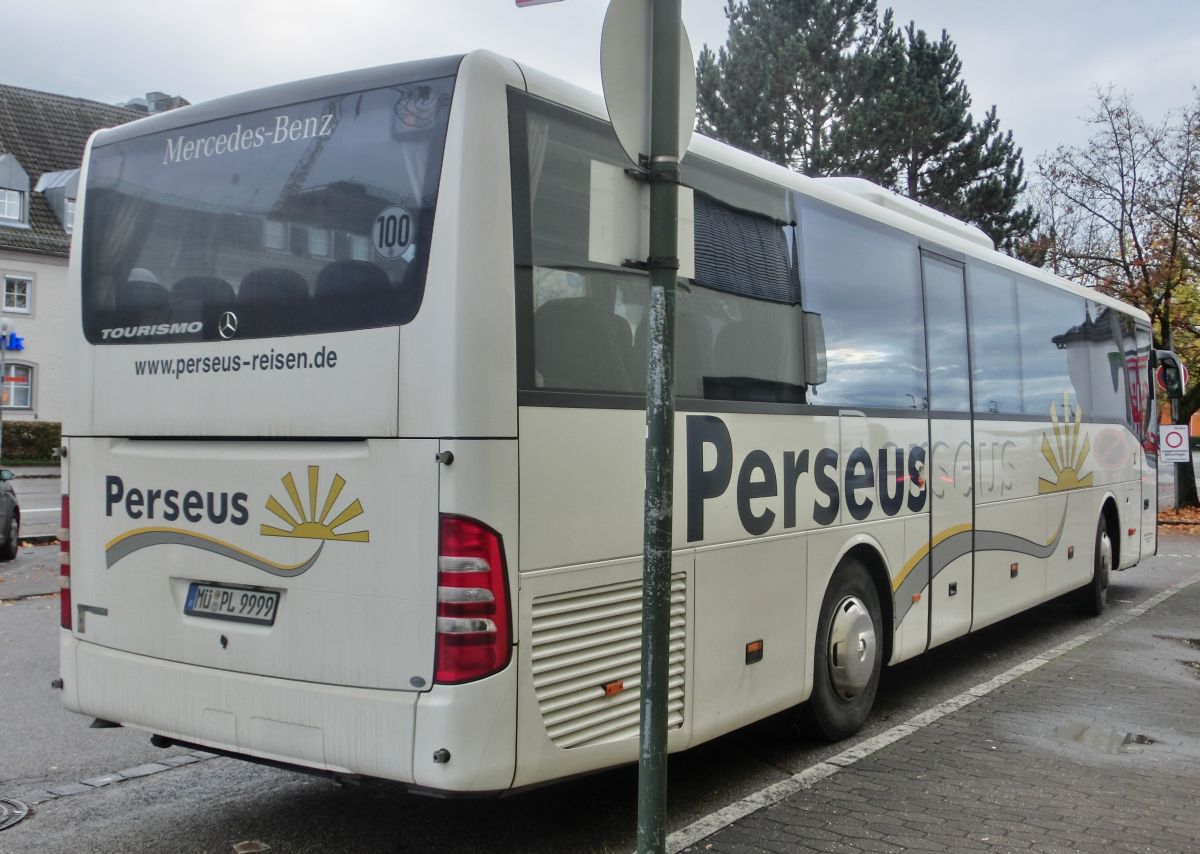 Mercedes-Benz Tourismo RH (Baujahr 2010) von Perseus-Reisen aus Neumarkt-St. Veit. 51 Schlafsessel (zusätzl. Reiseleitersitz möglich) sind in diesem Hochboden-Kombibus verbaut, sein Antrieb besteht aus einem Reihensechszylinder von MB, Typ OM 457 hLA (BlueTecEEV), mit 260 kW (354 PS) und dem ebenfalls hauseigenen Schaltgetriebe GO 190-6.
Diese Aufnahme entstand am 17. 10. 2014 vor dem Bahnhof in Mühldorf/Inn.