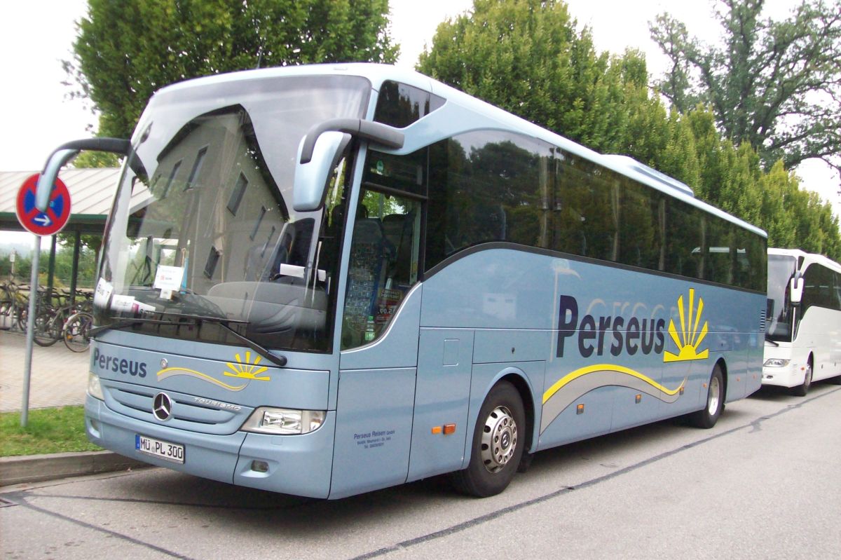 Mercedes-Benz Tourismo RHD M 2 von Perseus-Reisen aus Neumarkt-St. Veit. Dieser 12,96 m lange zweiachsige Reisebus ist Baujahr 2008 und verfügt über 49+1 Mercedes-Benz-Schlafsitze vom Modell 'Travel Star Plus' mit Lederkopfteil und Kurbelarmlehne sowie selbstverständlich über Bordküche und Toilette. Angetrieben wird er von einem Reihensechszylinder Typ MB OM 457 hLA mit 300 kW (408 PS) und einem Sechsgang-Schaltgetriebe Typ MB GO 190-6.
2016 wurde das Fahrzeug verkauft.
Hier steht er am 3. 9. 2012 am Bahnhof in Schwindegg, da er auf einem Schienenersatzverkehr zwischen Schwindegg und Mühldorf/Inn (Bahnstrecke Mühldorf - München) im Einsatz ist.