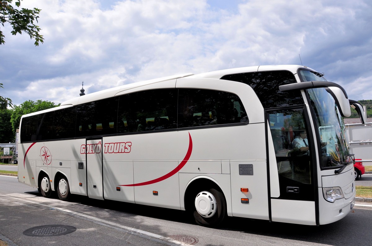 Mercedes Benz Travego aus Ungarn am 21.6.2014 in Krems unterwegs.