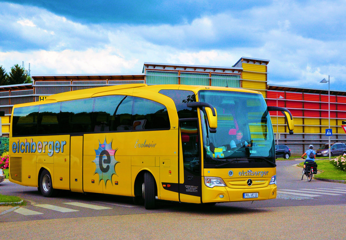 Mercedes Benz Travego von EICHBERGER Reisen aus der BRD in Krems gesehen.