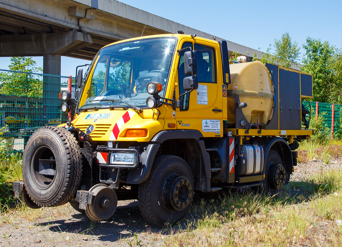 
Mercedes-Benz/Zagro Zweiwege Unimog U 400 (Kleinwagen Nr. 99 80 9907 011-7) mit Aufbau-Spritze JJ-D 1101 der Firma Johannes Janßen GmbH & Co. KG (Kalkar-Niedermörmter) abgestellt am 04.06.2015 in Siegen-Geisweid

Technische Daten:
Fahrzeug Hersteller/Typ: Mercedes-Benz Unimog U 400 
Zweiwegeeinrichtung Hersteller: ZAGRO Bahn- und Baumaschinen GmbH
Baujahr: 2011
Eigengewicht: 8,4 t
Nutzlast: 3,59 t
Spurweite Schiene: 1.435 mm (Normalspur)
Spurweite Straße: 1.435 mm (durch Spezialbereifung)
Bremse: KfZ-Bremse
Zur Mitfahrt zugel. Personenanzahl: 1
Höchstgeschwindigkeit Straße: 80 km/h
Höchstgeschwindigkeit Schiene: 25 km/h 