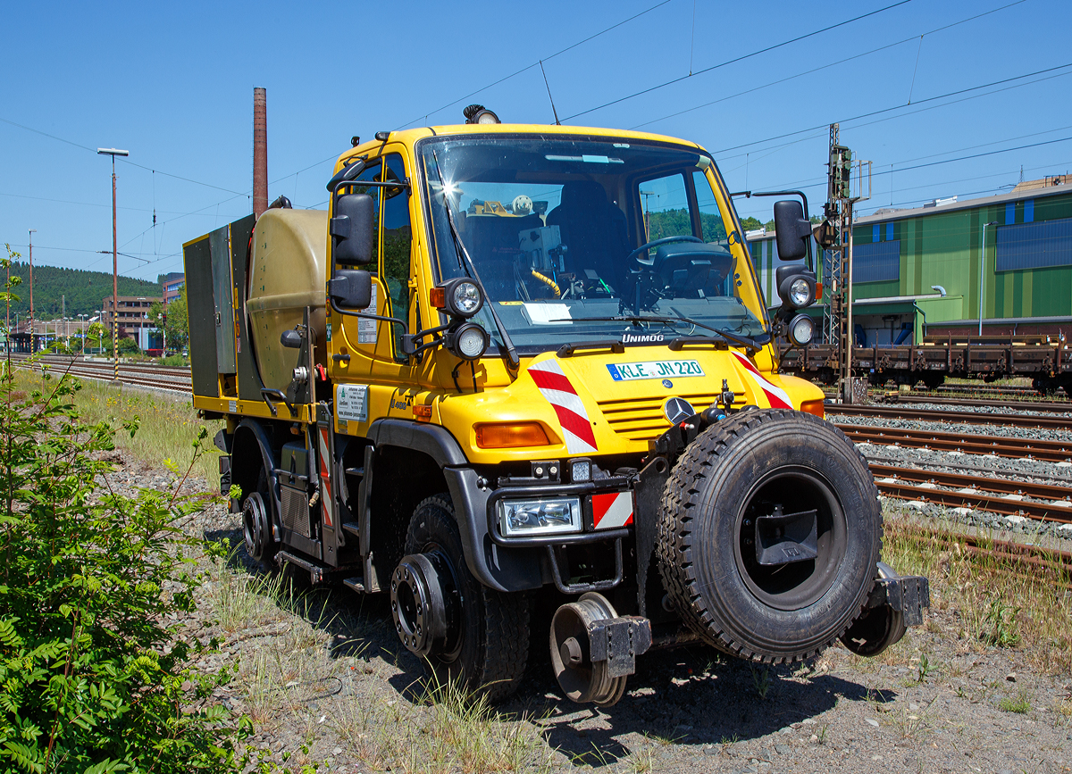 
Mercedes-Benz/Zagro Zweiwege Unimog U 400 (Kleinwagen Nr. 99 80 9907 011-7) mit Aufbau-Spritze JJ-D 1101 der Firma Johannes Janßen GmbH & Co. KG (Kalkar-Niedermörmter) abgestellt am 04.06.2015 in Siegen-Geisweid

Technische Daten:
Fahrzeug Hersteller/Typ: Mercedes-Benz Unimog U 400 
Zweiwegeeinrichtung Hersteller: ZAGRO Bahn- und Baumaschinen GmbH
Baujahr: 2011
Eigengewicht: 8,4 t
Nutzlast: 3,59 t
Spurweite Schiene: 1.435 mm (Normalspur)
Spurweite Straße: 1.435 mm (durch Spezialbereifung)
Bremse: KfZ-Bremse
Zur Mitfahrt zugel. Personenanzahl: 1
Höchstgeschwindigkeit Straße: 80 km/h
Höchstgeschwindigkeit Schiene: 25 km/h 