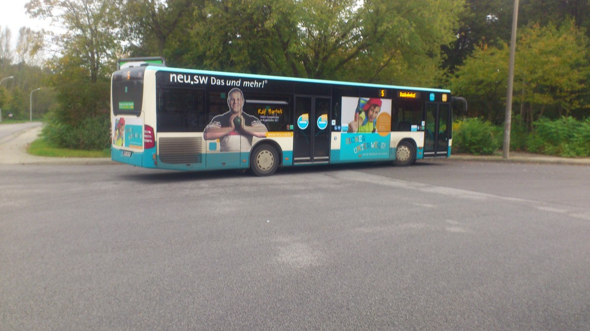 Mercedes Citaro  NB SW 540....und hier das neue Traffic Board des Citaro mit der Werbung für die Busschule die das unternehmen anbieten tut 
...und den Kugelstoßer Ralf Bartels der auf der hintere Partie des Wagens zu sehen ist 