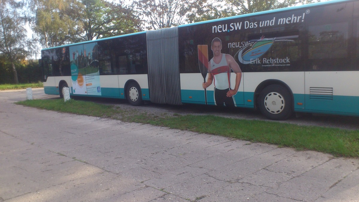 Mercedes Citaro  NB SW 585...auch dieser citaro wechselte seine Werbung dieses Jahr zum dritten mal...wo er jetzt aktuell Werbung in eigener Sache macht und zwar eine Ausbildung bei den Neubrandenburger Stadtwerken zu machen