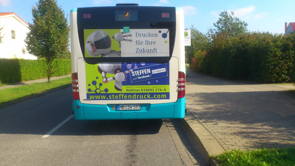 Mercedes Citaro NB SW 587....hier das Heck des Citaro mit seiner aktuellen Werbung für eine Druckerei in der Region am endhaltepunkt der Linie 2