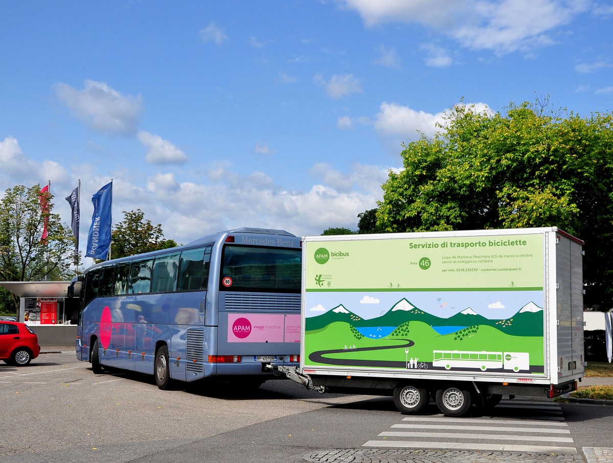 Mercedes O 404 von APAM Reisen aus Italien mit einem Radanhnger in Krems.