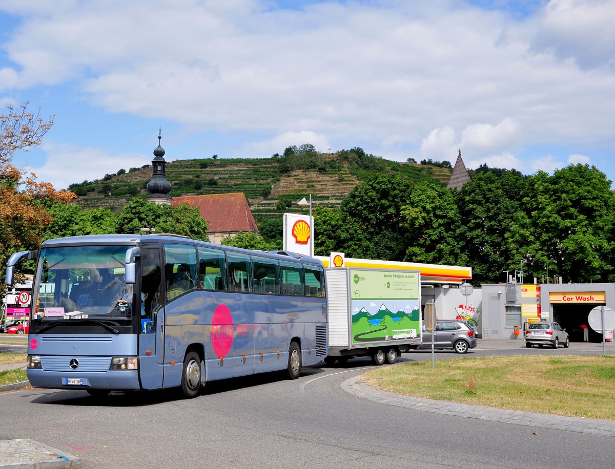 Mercedes O 404 von APAM Reisen aus Italien mit einem Radanhnger in Krems.