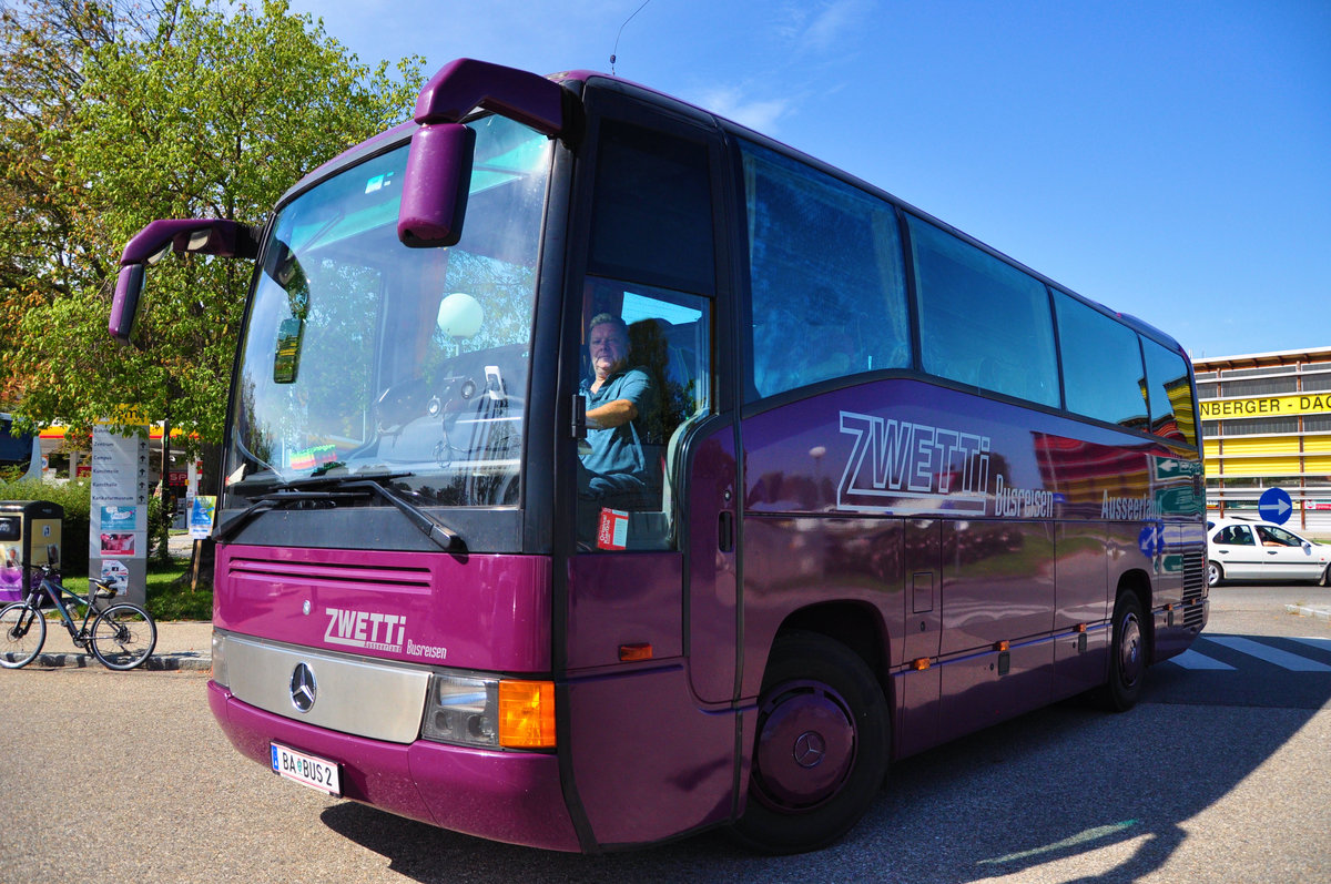 Mercedes O 404 von ZWETTI Bus und Taxi Reisen aus sterreich in Krems gesehen.