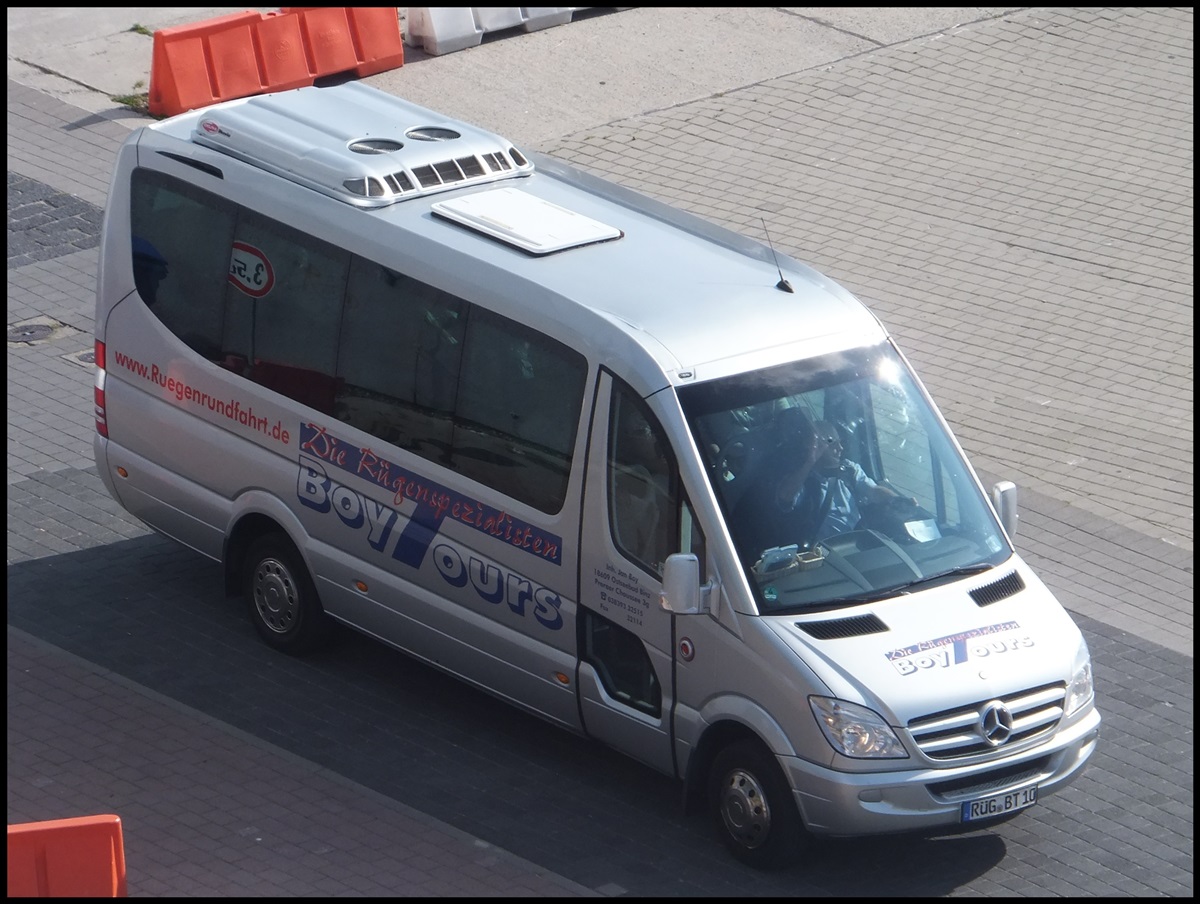 Mercedes Sprinter von BoyTours aus Deutschland im Stadthafen Sassnitz.