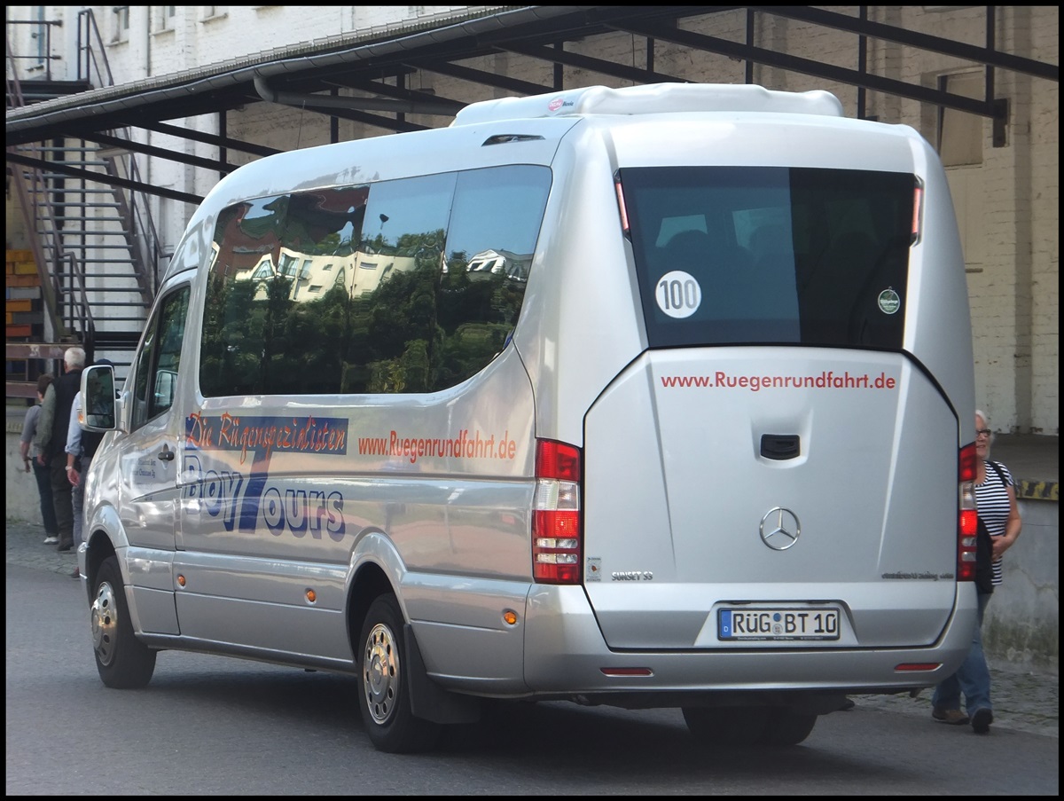 Mercedes Sprinter von BoyTours aus Deutschland im Stadthafen Sassnitz.