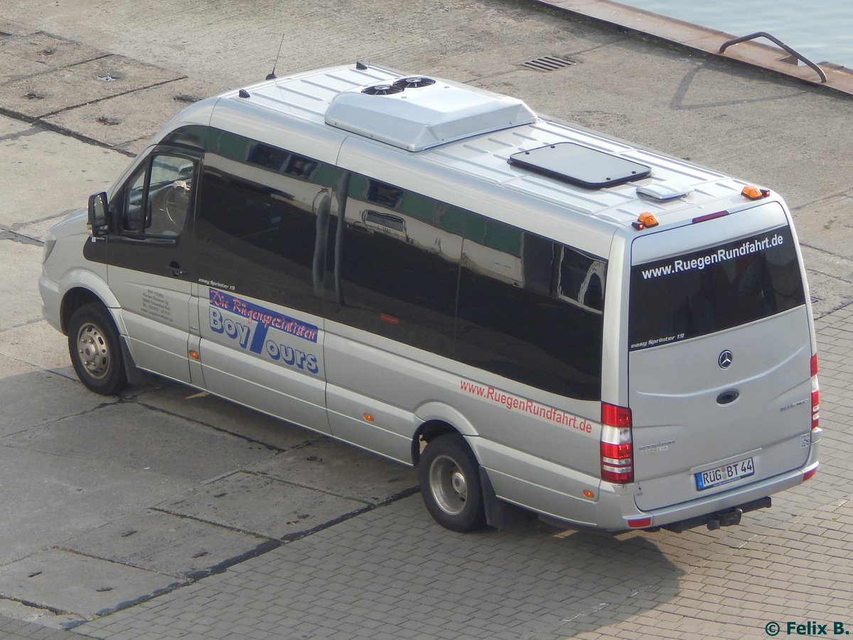 Mercedes Sprinter von BoyTours aus Deutschland im Stadthafen Sassnitz. 