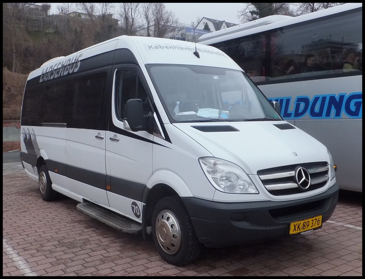 Mercedes Sprinter von Kbenhaven Bustrafik aus Dnemark im Stadthafen Sassnitz.