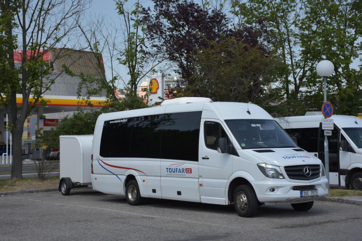 Mercedes Sprinter mit einem  Kofferhnger von Toufar Reisen aus der CZ 05/2018 in Krems.