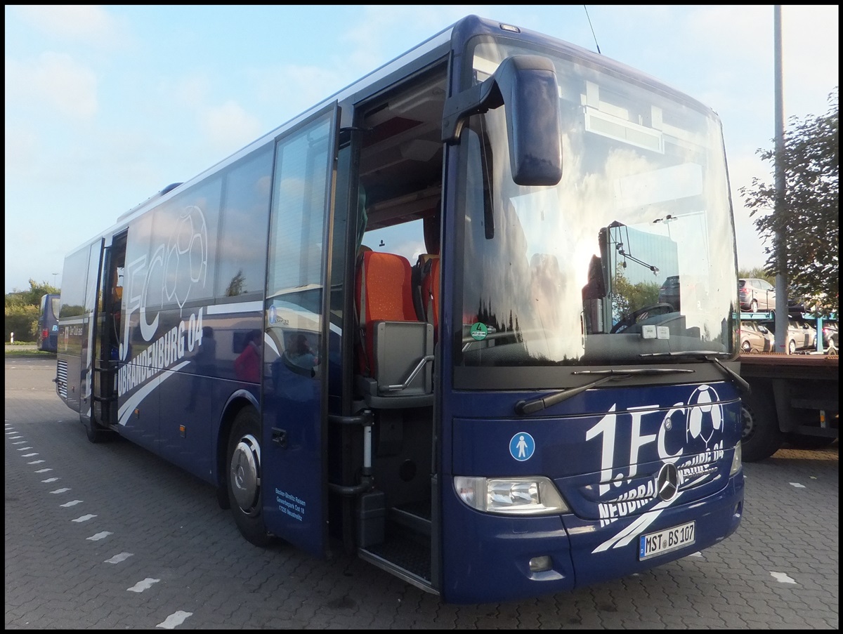 Mercedes Tourismo von Becker-Strelitz Reisen aus Deutschland bei der Raststtte Fuchsberg.