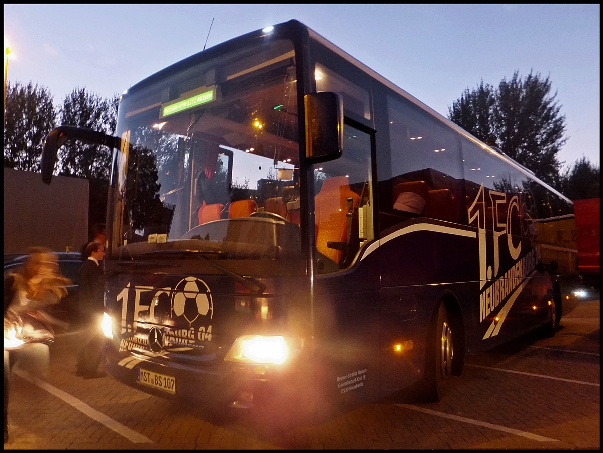 Mercedes Tourismo von Becker-Strelitz Reisen aus Deutschland bei einer Raststtte Nhe Hamburg.