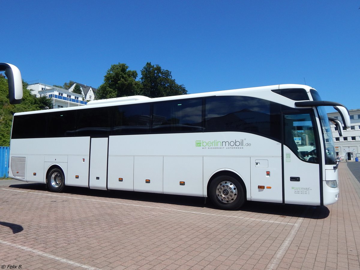 Mercedes Tourismo von BerlinMobil aus Deutschland im Stadthafen Sassnitz.