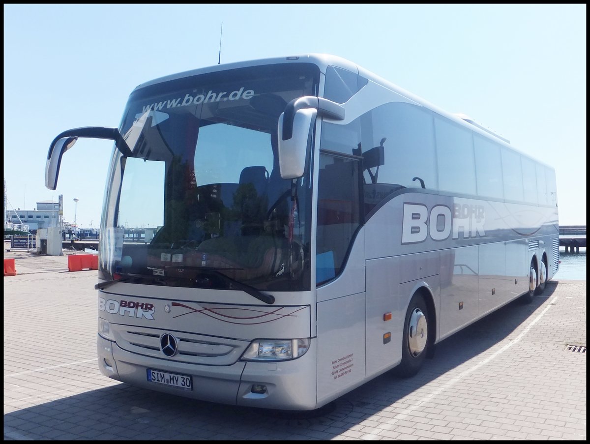 Mercedes Tourismo von Bohr aus Deutschland im Stadthafen Sassnitz. 