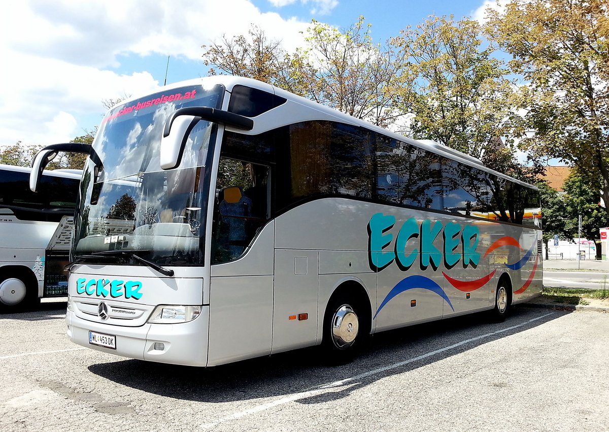 Mercedes Tourismo von Ecker Reisen aus sterreich in Krems gesehen.