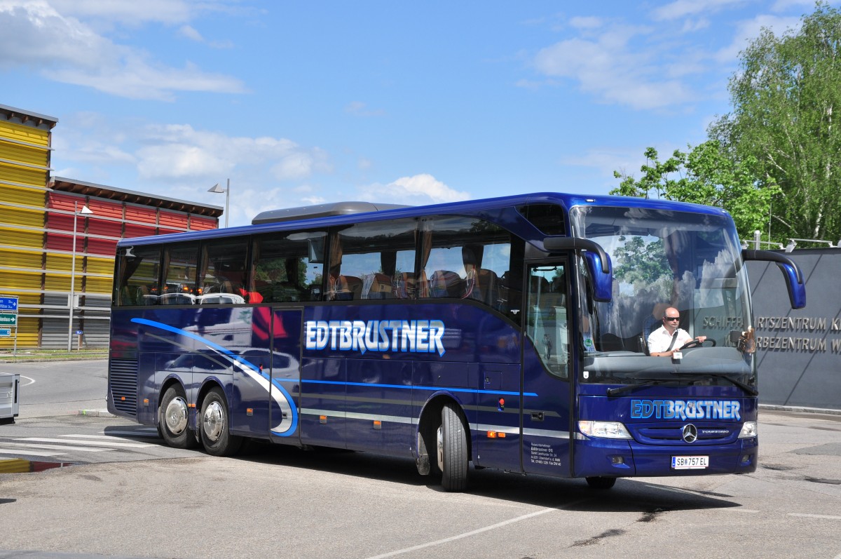 Mercedes Tourismo von Edtbrustner Reisen aus sterreich am 7.5.2015 in Krems.