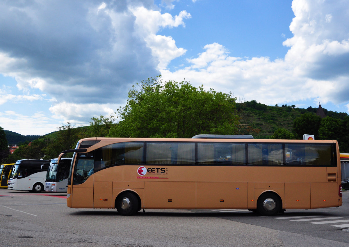 Mercedes Tourismo von EETS Reisen aus Ungarn in Krems gesehen.