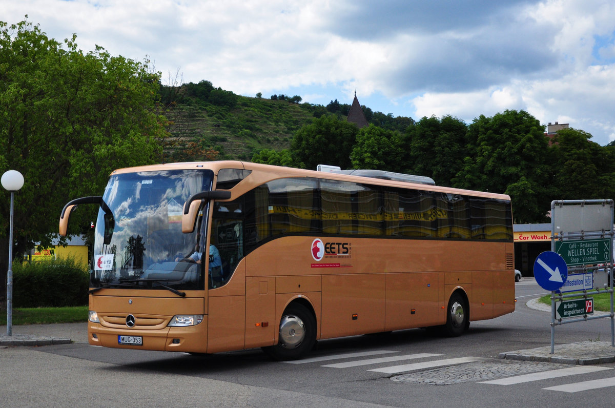 Mercedes Tourismo von EETS Reisen aus Ungarn in Krems gesehen.