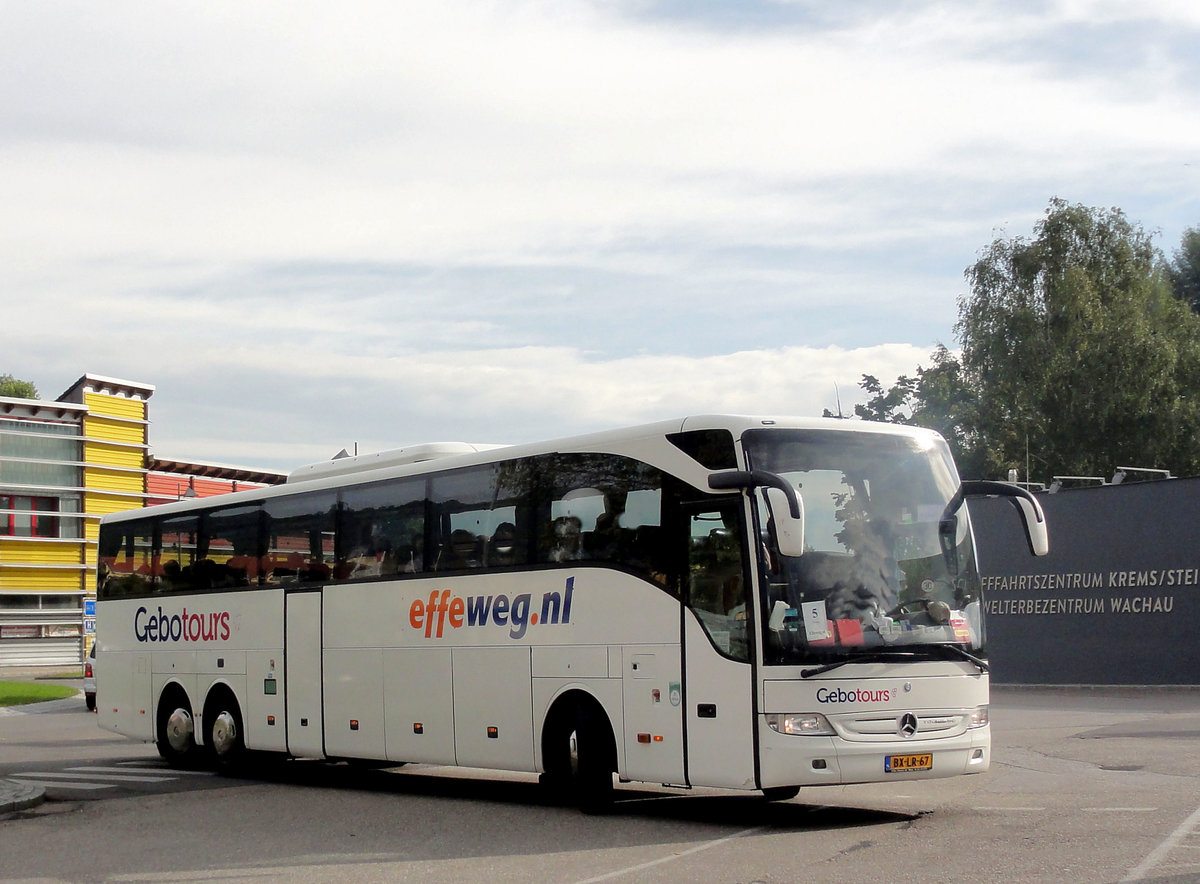 Mercedes Tourismo von effeweg.nl in Krems gesehen.