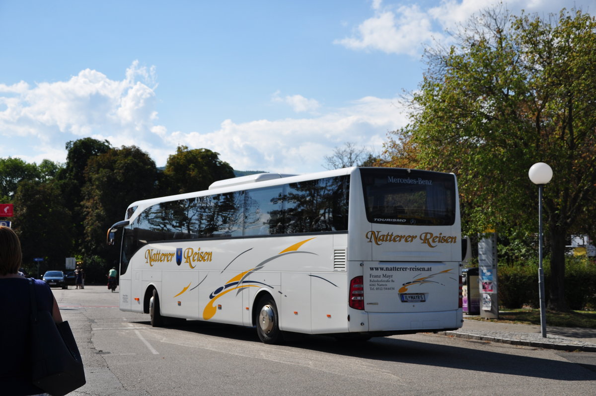 Mercedes Tourismo von Franz Mayr  Natterer Reisen  aus sterreich in Krems gesehen.