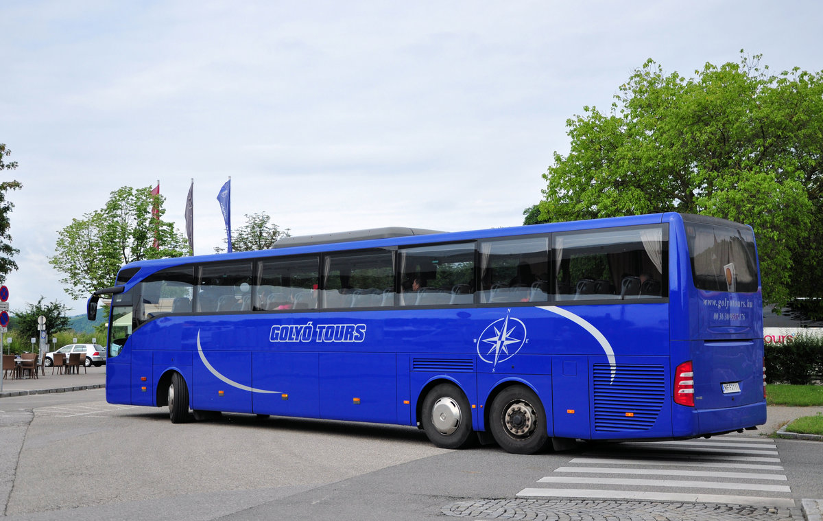 Mercedes Tourismo von Goly Tours aus Ungarn in Krems gesehen.