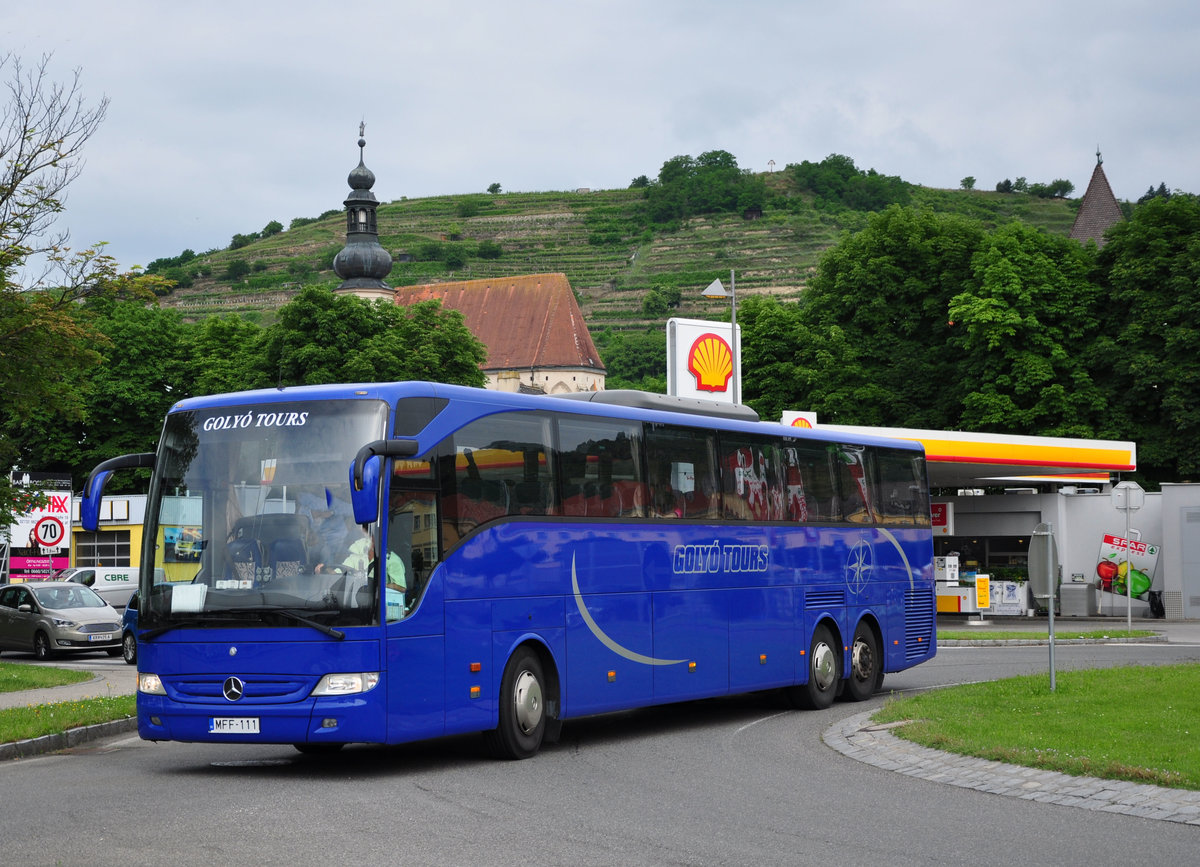 Mercedes Tourismo von Goly Tours aus Ungarn in Krems gesehen.