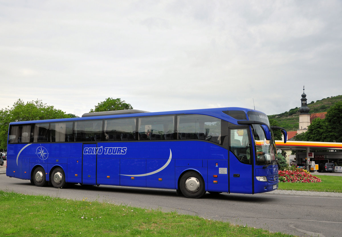 Mercedes Tourismo von Goly Tours aus Ungarn in Krems gesehen.