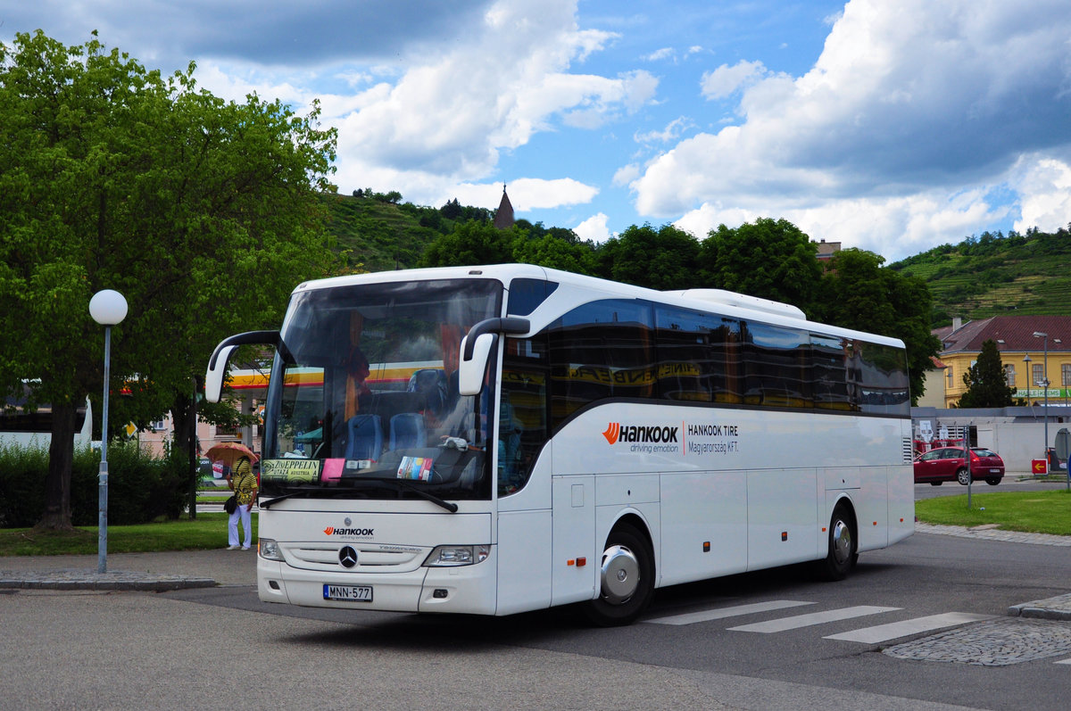 Mercedes Tourismo von Hankook Reisen aus Ungarn in Krems gesehen.