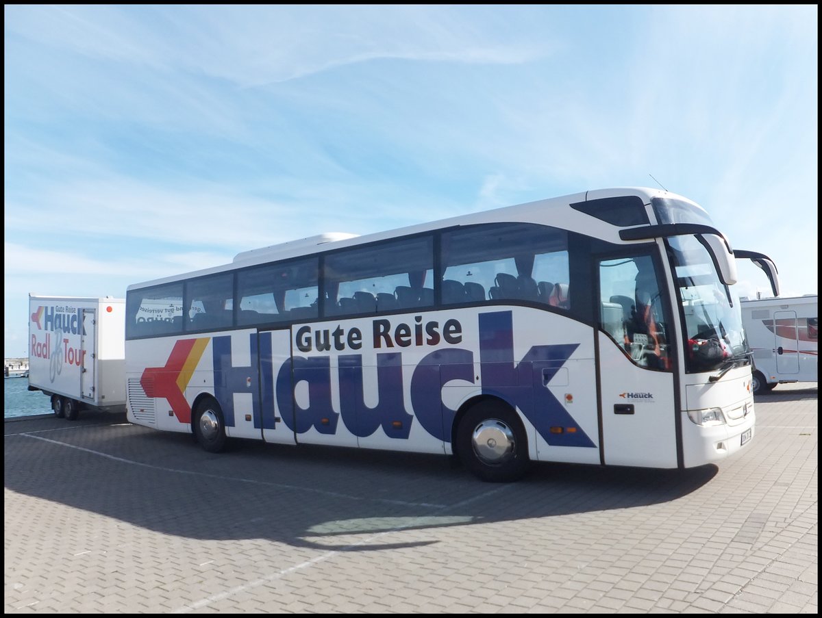 Mercedes Tourismo von Hauck aus Deutschland mit Hnger im Stadthafen Sassnitz.