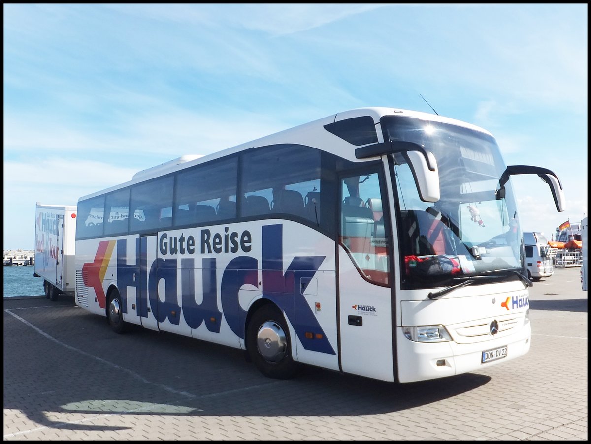 Mercedes Tourismo von Hauck aus Deutschland mit Hänger im Stadthafen Sassnitz.