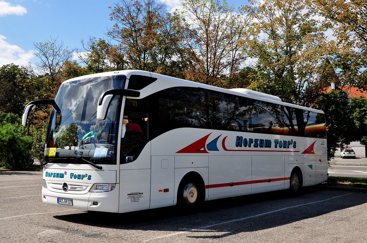 Mercedes Tourismo von Herzum Tours aus der BRD in Krems gesehen.