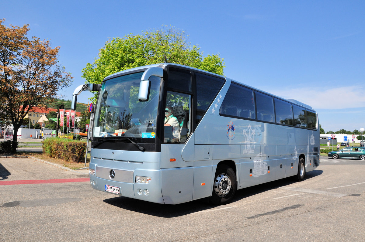 Mercedes Tourismo von Mietwagen und Omnibusbetrieb Wien in Krems unterwegs.