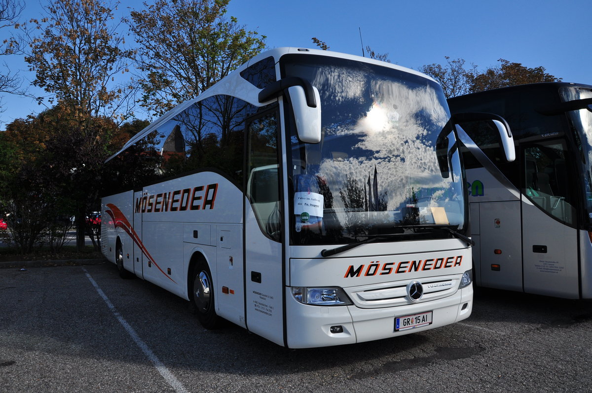 Mercedes Tourismo von Mseneder Reisen aus sterreich in Krems gesehen.