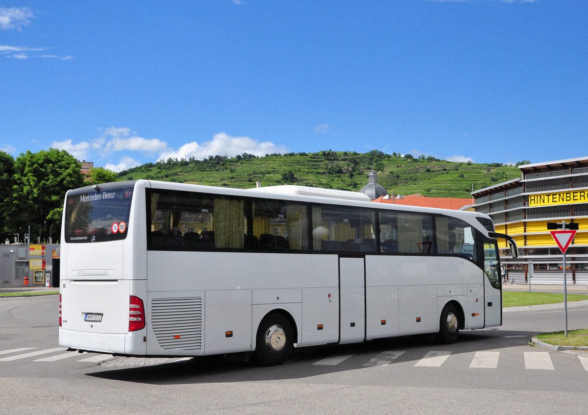 Mercedes Tourismo von Naxoss.hu Reisen aus Ungarn in Krems gesehen.