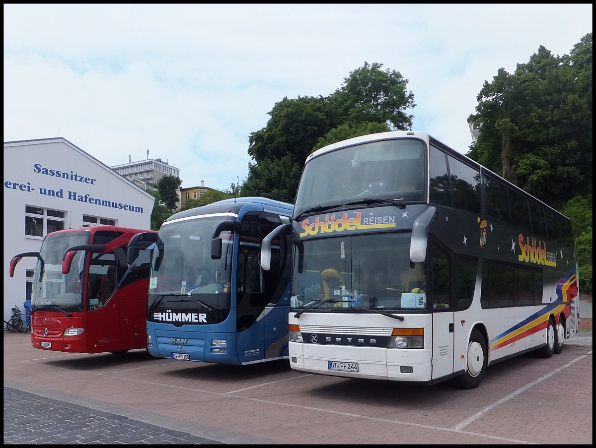 Mercedes Tourismo von Neubauer aus sterreich und MAN Lion's Coach von Hmmer aus Deutschland und Setra 328 DT von Schdel-Reisen (ex Eurobus ch) aus Deutschland im Stadthafen Sassnitz.