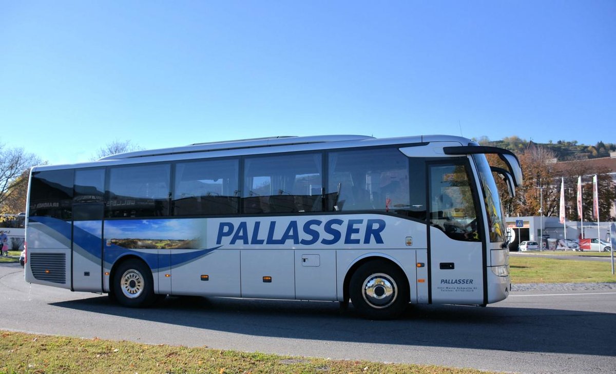 Mercedes Tourismo von PALLASSER Reisen aus sterreich 10/2017 in Krems.